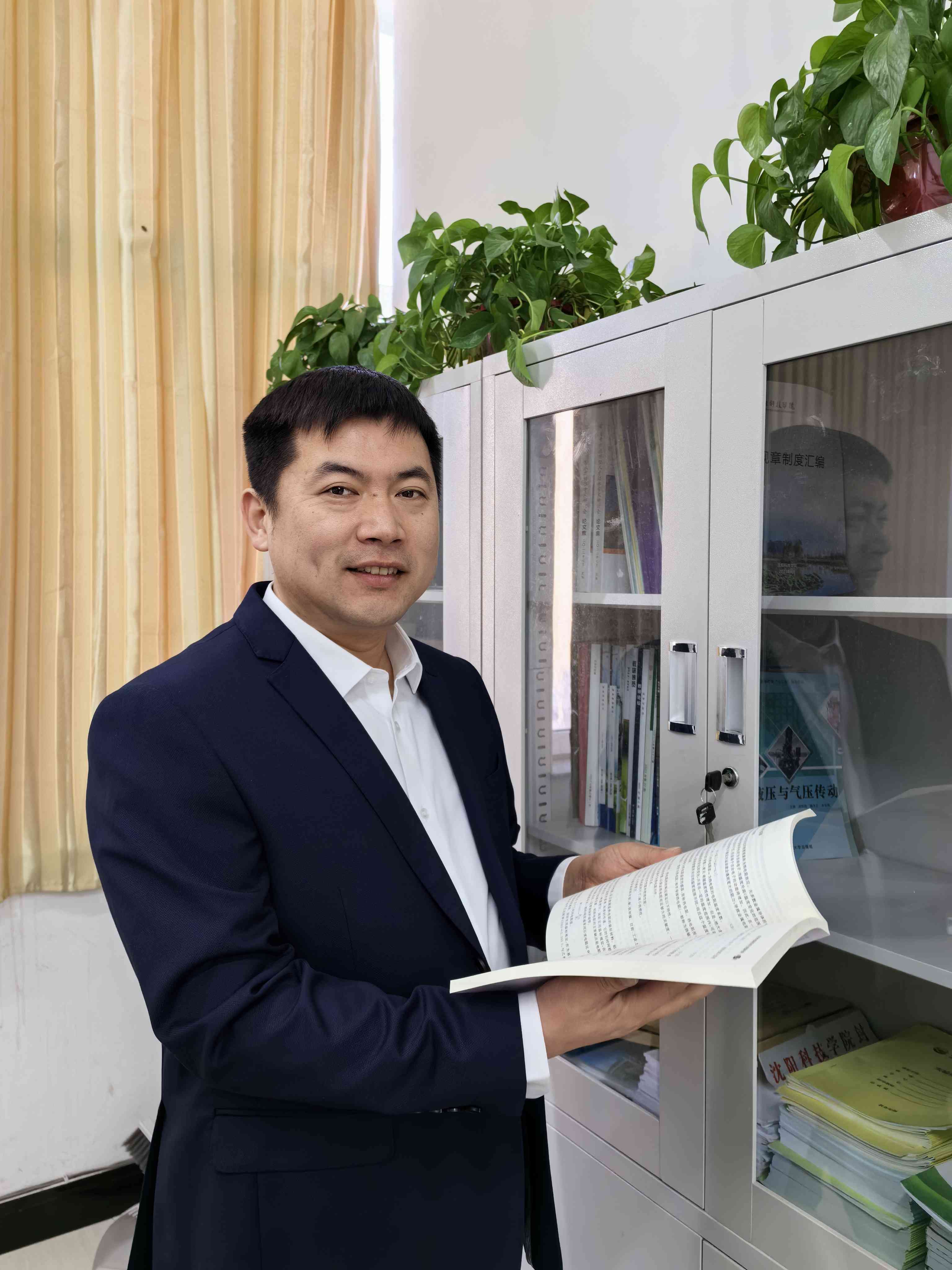 赵雷       党总支书记